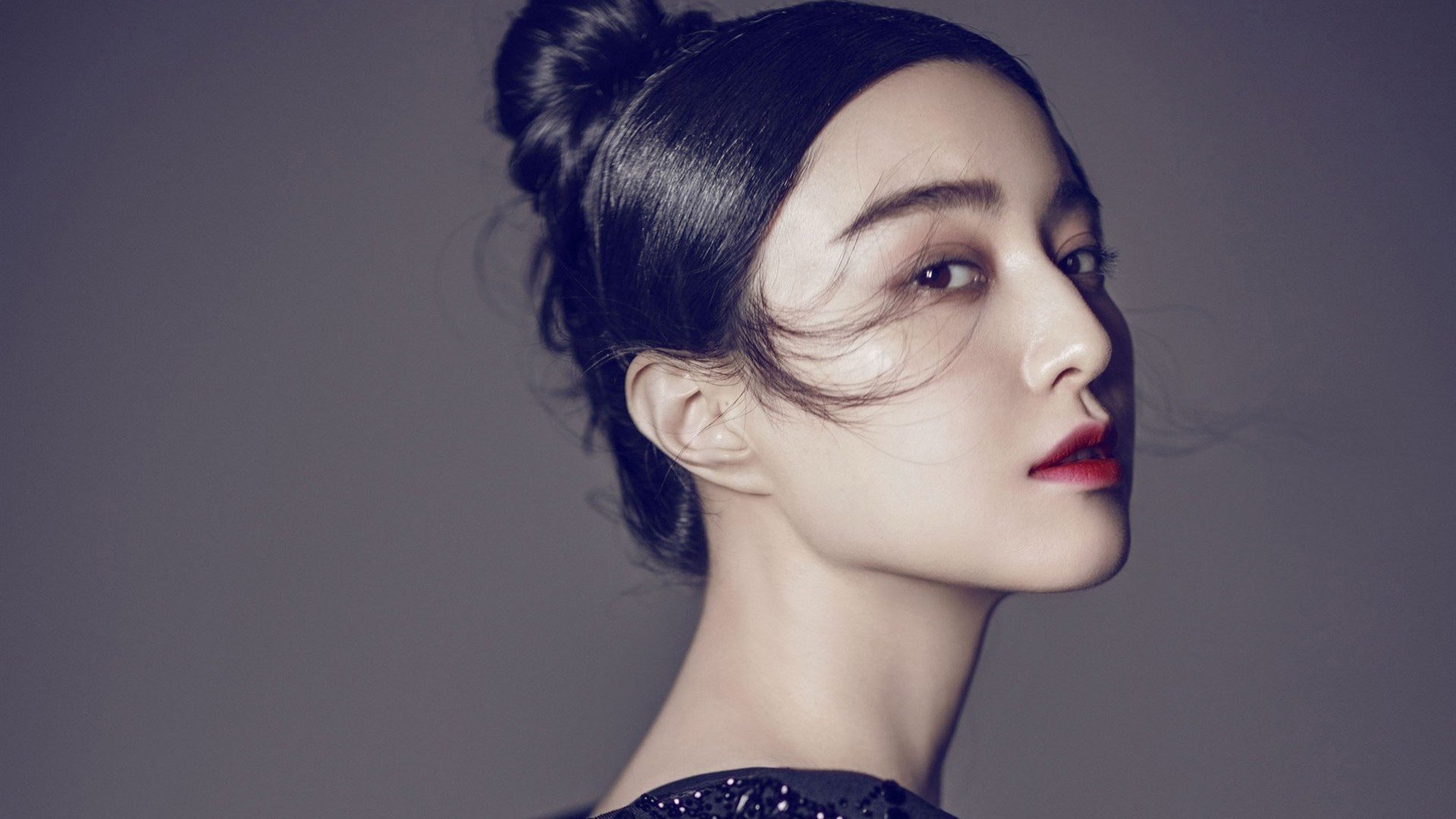 开云app-体育明星拍摄公益宣传片引发广泛讨论，体育明星为主题的海报